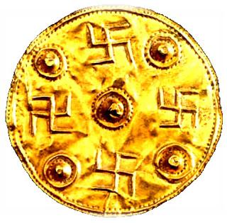 Disco greco in oro dell'VIII sec. a.C. Vi è impressa la croce gammata o croce dei ghiacciai, meglio  conosciuta come svastica.