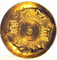 Coppa d'oro di stile miceneo, rinvenuta a S.Angelo di Muxaro, l'antica patria di Cocalo, in cui sono impresse in rilievo delle vacche.
