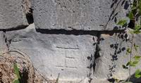 Iscrizione anellenica incisa su una delle enormi pietre poligonali che formano le mura ciclopiche di Adrano.