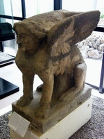 Statua in tufo di sfinge villa del fondo A. Prisco