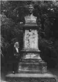 Am Denkmal Wilhelm Müllers, des 
