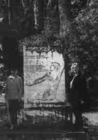 Mit ihrem Sohn Menandros am Denkmal FÜR DIE DEUTSCHEN DIE IHR LEBEN FÜR DAS HELDENHAFTE MESOLONGI GEGEBEN HABEN. (Auf dem Heldenfriedhof in Mesolongi im April 1998)