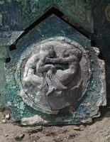 Uno dei medaglioni del carro con decorazioni a rilievo (fonte Luigi Spina)