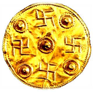 Disco greco in oro dell'VIII sec. a.C. Vi è impressa la croce gammata o croce dei ghiacciai, meglio conosciuta come svastica.