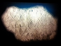 Spirali incise in una delle tante pietre che circoscrivono il tumulo di Newgrange in Irlanda.