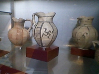 Vaso con svastica esposto nel Museo di Caltanissetta.
