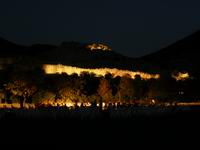 Le antiche mura, la fortezza della mitica Micene e gli spettatori sono pronti ad accogliere l'Elettra di Sofocle.