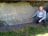 Due spirali contigue incise in una pietra che fa parte del tumulo funerario o astronomico di Newgrange in Irlanda. Il simbolismo potrebbe riflettere il significato della riconversione degli opposti motivo del loro andamento svolgente e avvolgente che si crea attraverso il procedere dall'una verso l'altra.