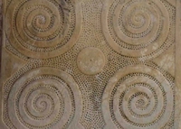 Spirali presenti nell'isola di Malta. Queste indicano il simbolismo del respiro di Dio (o dell'universo). Le spirali di Malta, come quelle adranite, intendono probabilmente auspicare, se non proprio evocare, un equilibrio sociale.