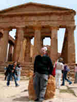 Agrigento, Zeus davanti al tempio della Concordia.