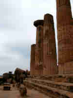 Agrigento, vista laterale dei resti del tempio di Eracle.
