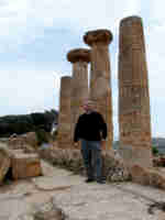 Zeus tonante davanti le colonne del tempio di Eracle.
