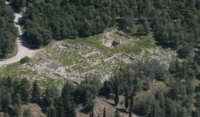 Santuario di Apollo Pizio (o Diradiote da Dirade= giogaia) e di Athena Oxyderkes (dall'acuta vista). Veduta dalla collina di Larissa.