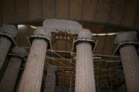 Vista delle colonne con un pezzo di architrave (ben visibile la struttura temporanea di stabilizzazione)
