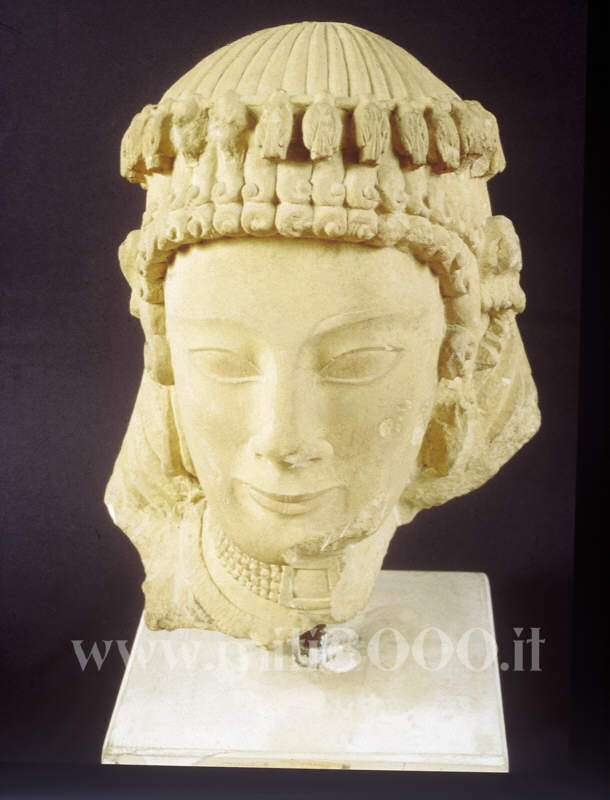 Testa di donna in pietra (475-325 a. C.) ritrovata a Idalion. Immagine gentilmente fornita dall'Ente Nazionale per il Turismo di Cipro.