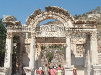 Monumento ad Adriano altra vista