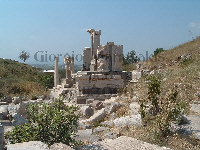 Altra vista della tomba di Memmio