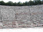 Epidauro, altra vista dei gradoni del teatro.