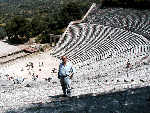 Epidauro, Zeus visita il teatro.