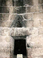 interno della tomba di Agamennone, vista dell'ingresso alla sala sepolcrale.