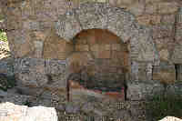 Cisterna ad arco, dall'omonima casa.