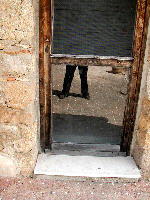 Ma, nemmeno la casa di Ganimede è apprezzata se al visitatore è imposto di guardare attraverso un vetro lurido sia dall'interno che dall'esterno.