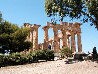 Selinunte, tempio E forse dedicato ad Era, sorge parallelamente al tempio F. Periptero esastilo di m. 70,18X27,65. È classificato come uno dei migliori esempi di architettura dorica in Sicilia.