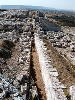 vista dell'ormai distrutte mura di cinta.