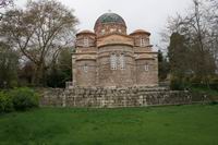 La chiesa bizantina, occupa l'area dell'antica cavea del teatro
