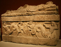 Sarcofago raffigurante Tritoni