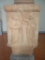 Stele funebre raffigurante Ermes Psicopompo.