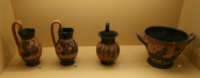 Ceramiche a figure nere 6° sec. a.C. da sinistra; trefoili, oinochoe e scifo. 