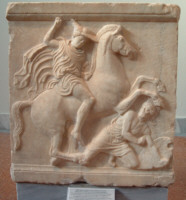 Stele funebre con cavaliere e oplita a terra - 4 sec