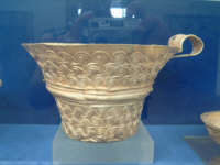 Tazza d'oro ritrovata nella tomba Micenea 3
