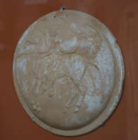 Terracotta a forma di scudo