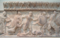 Dal Tesoro dei Sifoniani: Greci e Troiani combattono su un eroe morto.