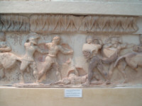 Dal tesoro dei Sifoniani: Greci e Troiani combattono su un eroe morto (vista centrale)