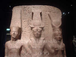 Il faraone Ramesse II col dio Amon e la dea Mut