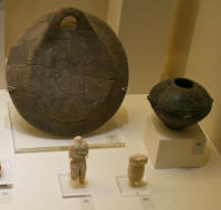 Padella e orcio 2700/2200 a.C. e statuette cicladiche 2800/2200 a.C.
