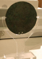 Specchio in bronzo fine XV sec. a.C. da Dendra.