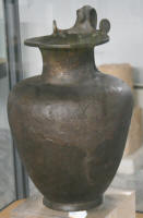 Oinochoe in bronzo