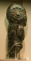 uno schiniere figurato in bronzo