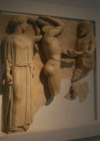 Eracle aiutato da Atena sorregge la volta celeste mentre sta per riceve da Atlante i pomi delle Esperidi.