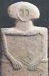 Statua litica ligure. La figura antropomorfa tiene nella mano sinistra tre strali