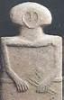 Statua litica ligure. La figura antropomorfa tiene nella mano sinistra tre strali Statua litica ligure. La figura antropomorfa tiene nella mano sinistra tre strali