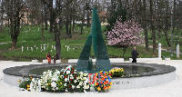 Sarajevo, monumento ai bambini caduti durante la guerra. Nel giardino delle lapidi.