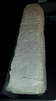Stele rinvenuta nella torre delle mura del Mendolito.